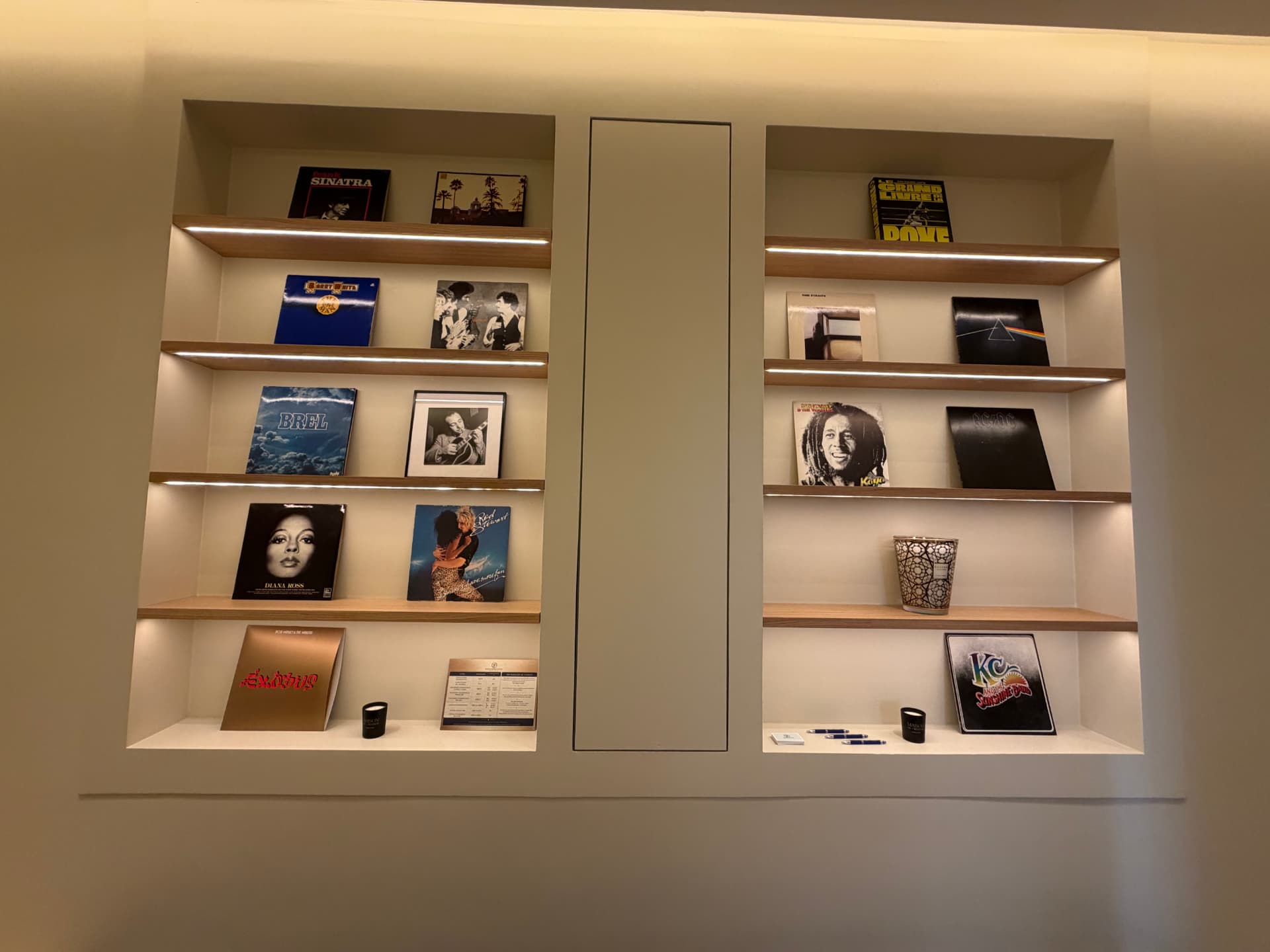 Collection de vinyles exposée dans la salle d'attente du cabinet