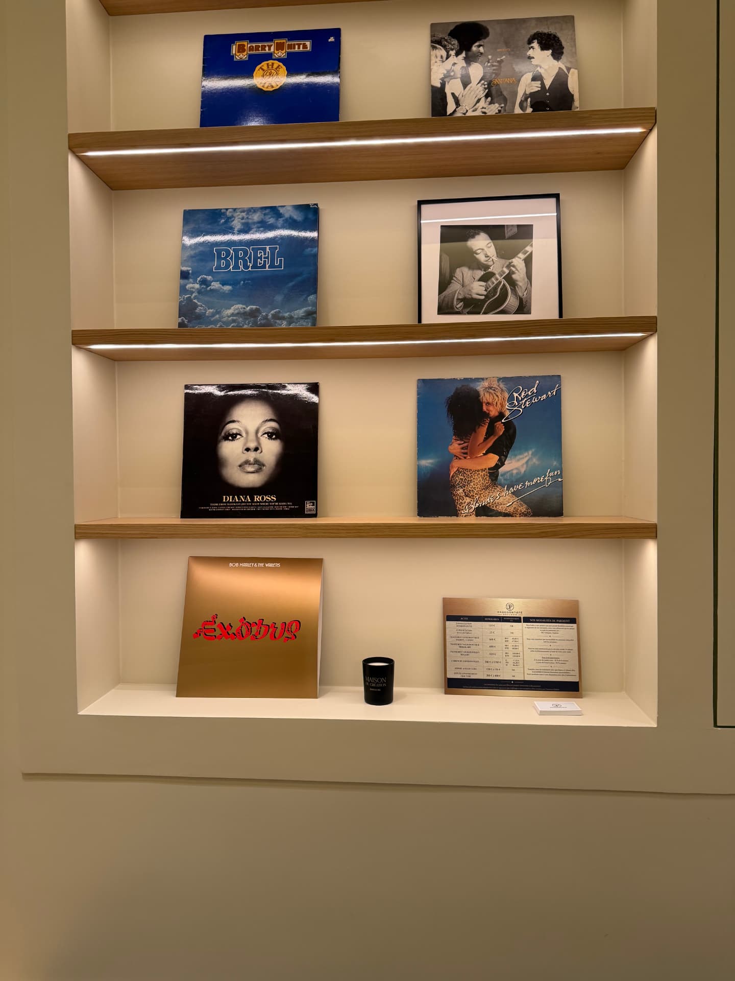 Bibliothèque de vinyles dans la salle d'attente